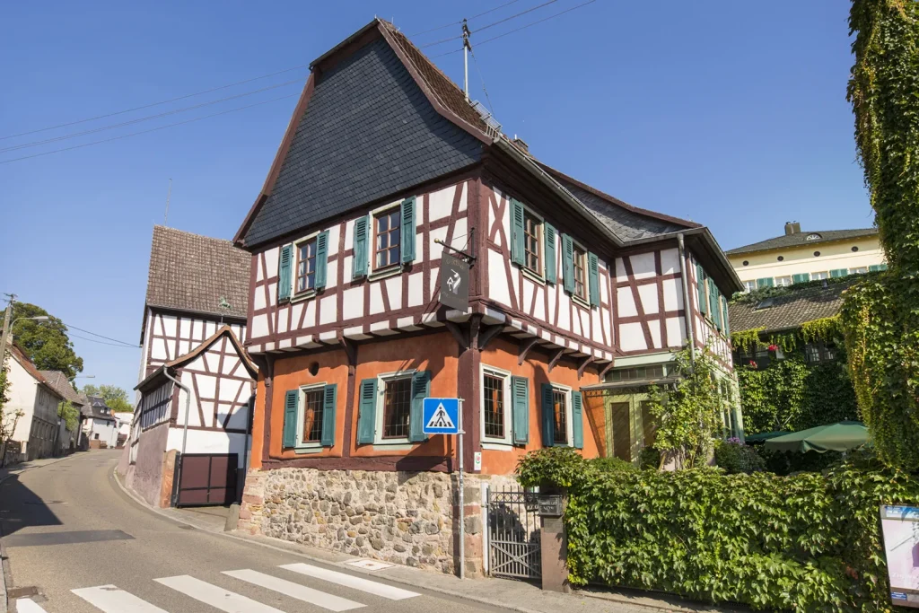 Gasthaus zum Einhorn — historisches Fachwerkhaus in Frankfurt-Bonames