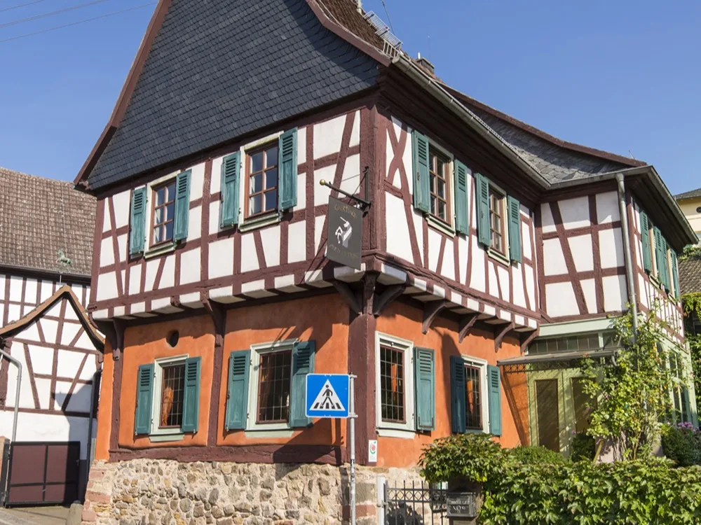 Fachwerk-Detail des Gasthaus zum Einhorn mit Wirtshausschild