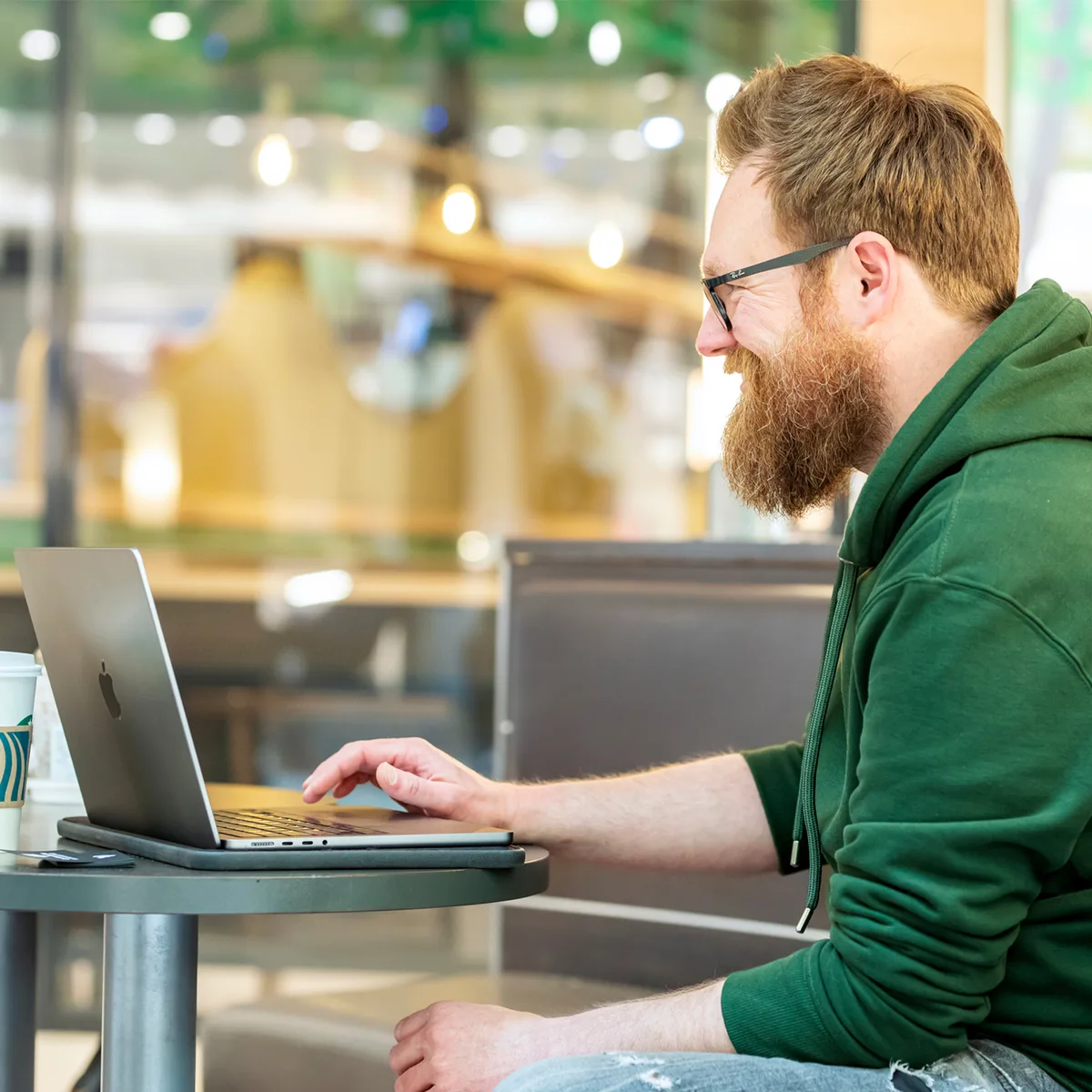 Carsten Sachse prüft eine Website am MacBook — Live-Website-Check im kostenlosen Erstgespräch